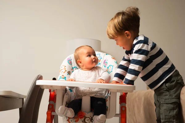 Schattige Broers Zussen Praten Met Elkaar Terwijl Naast Elkaar Staan — Stockfoto