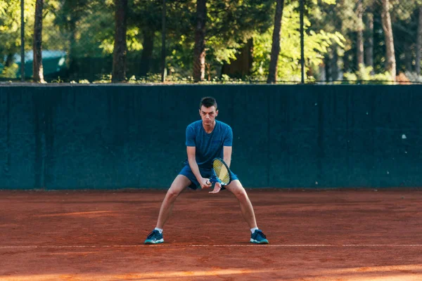 プロのテニスゲームでボールを受け取るのを待っている焦点を当てた男性選手 — ストック写真