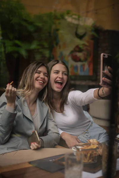 Meninas Incríveis Estão Sorrindo Nad Rindo Juntos Enquanto Tirando Uma — Fotografia de Stock