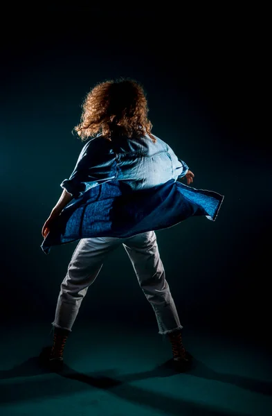 Сучасний Танцювальний Виконавець Робить Акробатичні Навички Під Час Танцювальної Практики — стокове фото