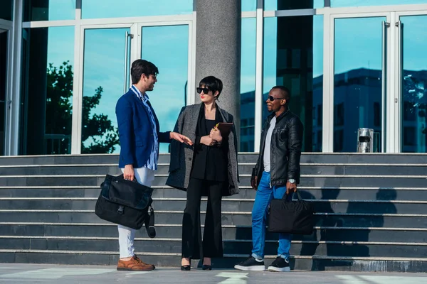 Grupo Três Colegas Negócios Multi Étnicos Conversando Enquanto Caminhava Fora — Fotografia de Stock