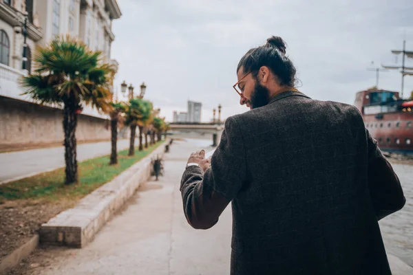 Homem Barbudo Moda Verificando Seu Relógio Livre Beira Rio Cidade — Fotografia de Stock