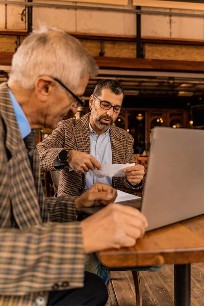 Deux Hommes Affaires Supérieurs Regardent Quelques Factures Sourient Dans Café — Photo