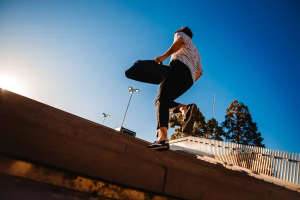 Jovem Homem Negócios Bonito Indo Para Cima — Fotografia de Stock