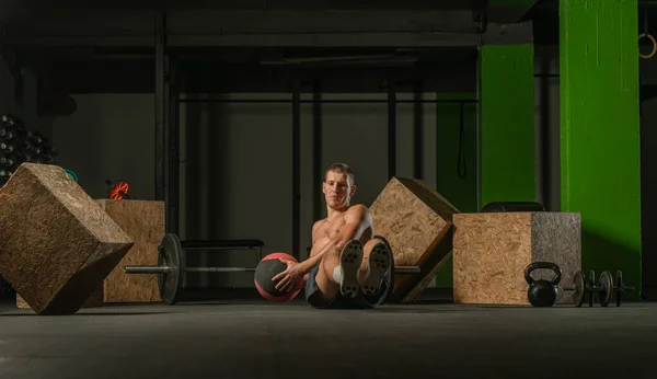 Konzentrierter Junger Sportler Turnt Mit Medizinball Der Halle — Stockfoto