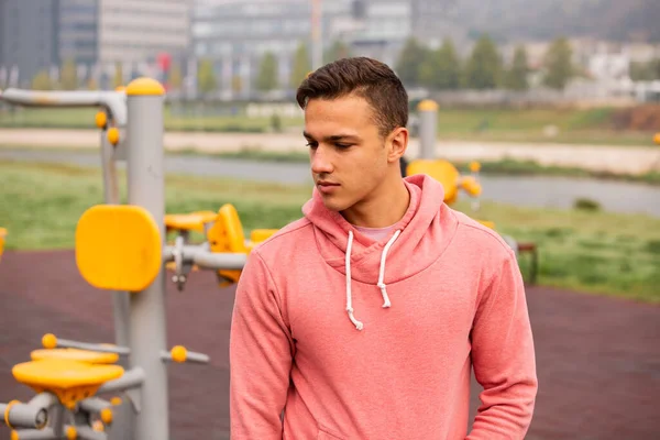 Attractive Adn Ahndsome Guy Waiting His Training Partner Get Ready — Stockfoto