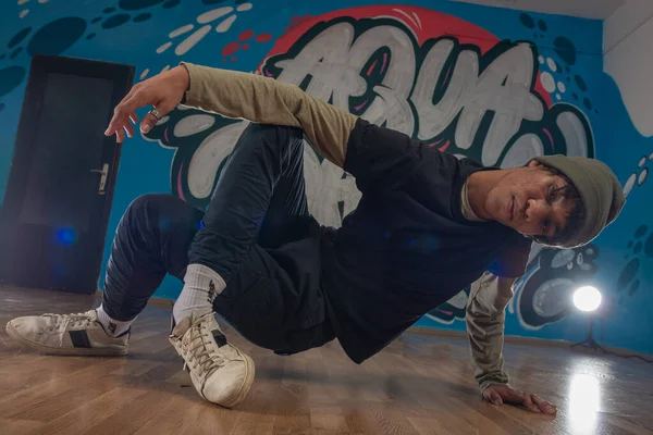 Garajda Dans Modern Rapçi Kentsel Yaşam Tarzı Hip Hop — Stok fotoğraf
