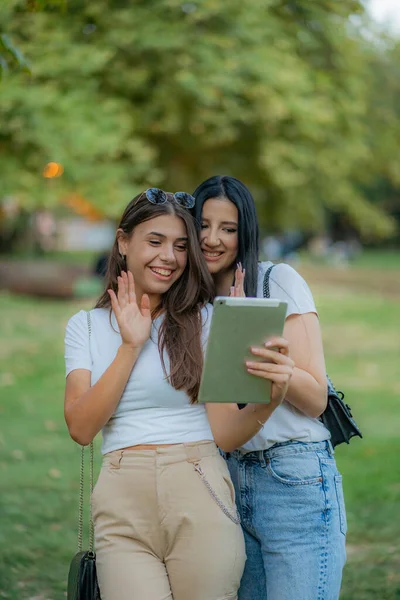 Dos Hermosas Amigas Están Sonriendo Mientras Reciben Una Videollamada Sus —  Fotos de Stock