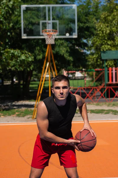 Retrato Joven Jugador Baloncesto Una Cancha Streest — Foto de Stock