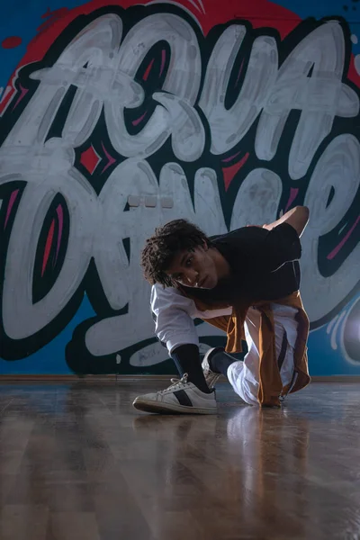 African American Hip Hop Tancerz Breakdancer Wykonywania Tle Graffiti Ciemnej — Zdjęcie stockowe