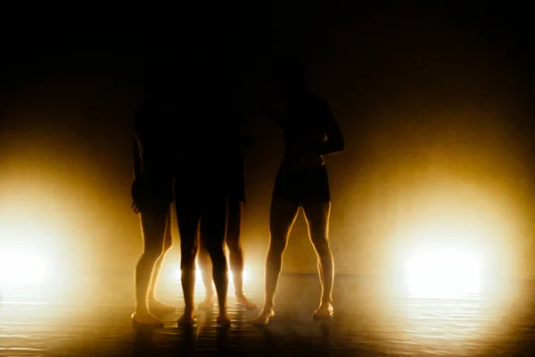 Gruppo Ballerini Contemporanei Che Praticano Una Routine Danza — Foto Stock