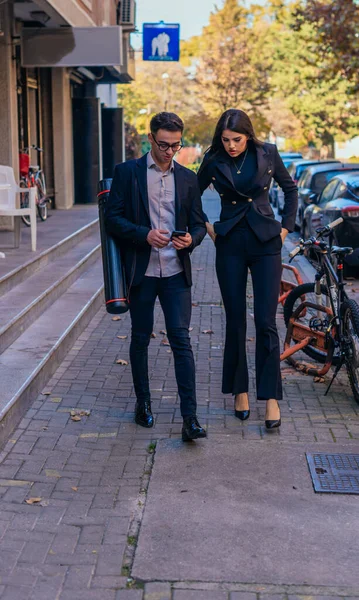 Zakenman Vrouw Met Een Mobiele Telefoon Praten Straat — Stockfoto
