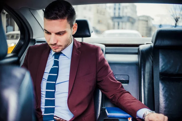 Hombre Traje Está Conduciendo Coche Lujo Mientras Reunión — Foto de Stock