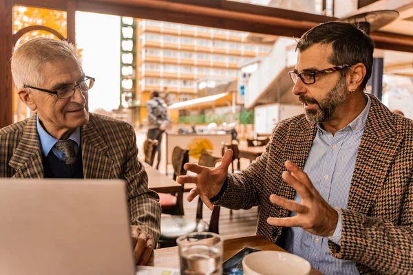 Dos Hombres Negocios Mayores Están Hablando Reunión Café Mientras Están —  Fotos de Stock