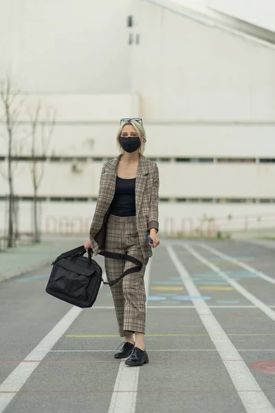 Mulher Negócios Bonita Está Sorrindo Caminhando Direção Empresa Enquanto Vestindo — Fotografia de Stock