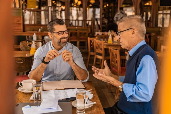 Deux Hommes Affaires Supérieurs Sourient Discutent Leurs Idées — Photo