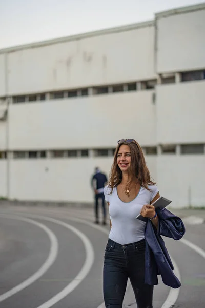 Attraktive Geschäftsfrau Lächelt Und Schaut Sich Beim Gehen Etwas — Stockfoto