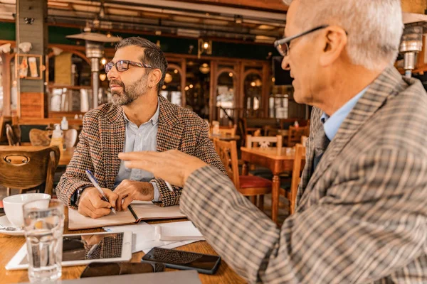 Zwei Senioren Und Geschäftsleute Schmieden Gemeinsam Die Neuen Pläne Und — Stockfoto