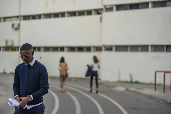 Atractivo Guapo Hombre Negocios Está Caminando Mientras Mira Los Documentos — Foto de Stock