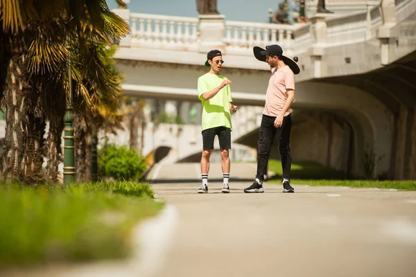 Two Fit Handsome Male Friends Talking Skate — 图库照片