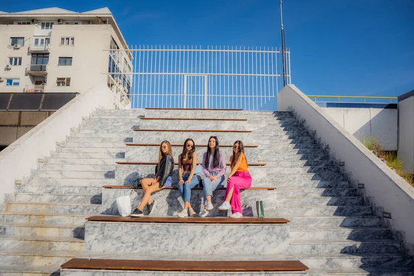 Four Amazing Beautiufl Cute Girls Sitting Posing While Enjoying Sun — Stockfoto