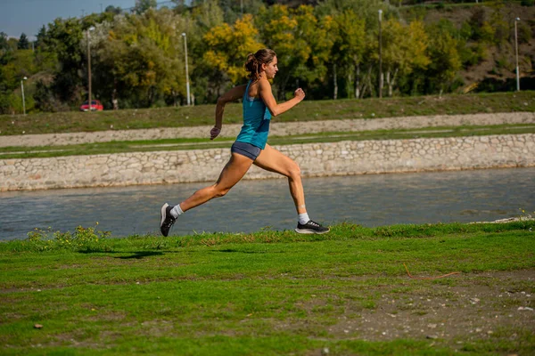 Attractive Beautiful Fit Girl Runnig Hard River — Stockfoto