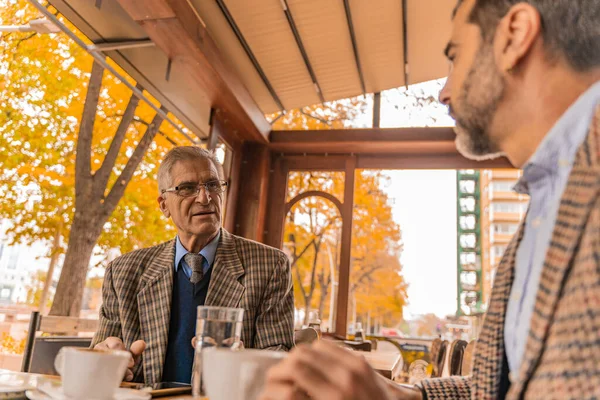 Δύο Ανώτεροι Επιχειρηματίες Έχουν Μια Σοβαρή Συζήτηση Στο Καφέ — Φωτογραφία Αρχείου