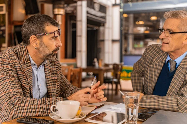 Δύο Ανώτεροι Επιχειρηματίες Έχουν Μια Σοβαρή Συζήτηση Για Συνάντησή Τους — Φωτογραφία Αρχείου
