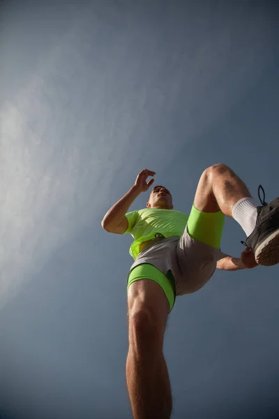 Hombre Deportista Está Corriendo Por Encima Cámara Bajo Ángel —  Fotos de Stock