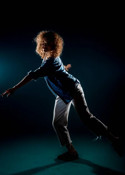 Modern Dansçı Kadın Modern Dans Hareketleri Sergiliyor — Stok fotoğraf