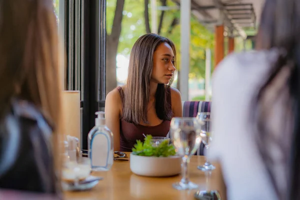 4人の素晴らしいと愛らしい若い女の子の友人は話しているとカフェに座って — ストック写真