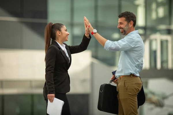 Retrato Perfeito Empresários Italianos Dando Eac Outros Cinco Altos — Fotografia de Stock