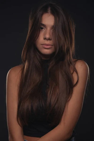 Retrato Chica Atractiva Hermosa Haciendo Una Cara Seria Mientras Posando —  Fotos de Stock