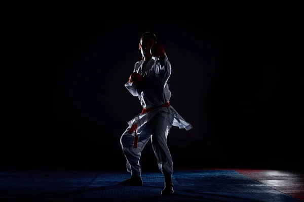 Ισχυρή Φόρμα Αθλητής Καράτε Άνθρωπος Μαχητής Λευκό Κιμονό Κοστούμι Κόκκινη — Φωτογραφία Αρχείου