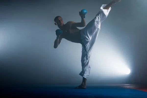 Karate Férfi Pózol Sötét Háttér Visel Fehér Kimono — Stock Fotó