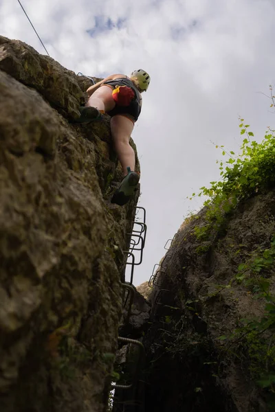 Beautiful Well Build Girl Reached Top High Hill — Stock Photo, Image