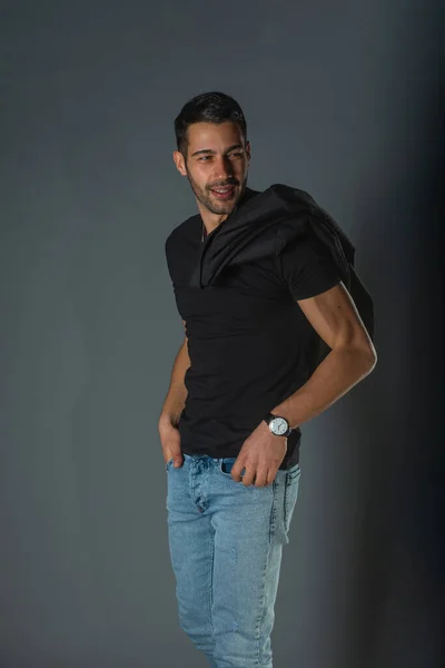 Forte Modelo Masculino Muscular Jeans Com Shirt Preta Segurando Seu — Fotografia de Stock