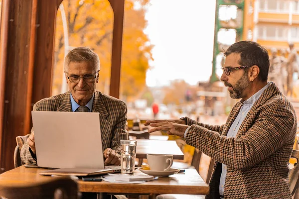 Zwei Hochrangige Geschäftsleute Unterhalten Sich Über Ihr Treffen Café Während — Stockfoto
