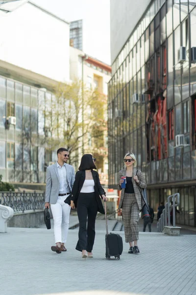 Lässig Gekleidete Geschäftspartner Sprechen Über Ihre Firma Während Sie Auf — Stockfoto