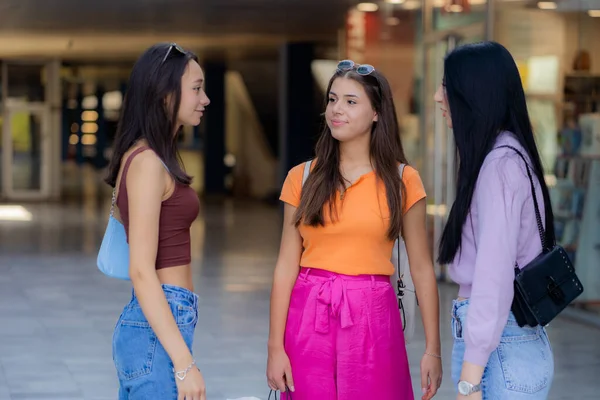 Tres Hermosas Atractivas Chicas Sonríen Mientras Hablan Entre Ellas —  Fotos de Stock