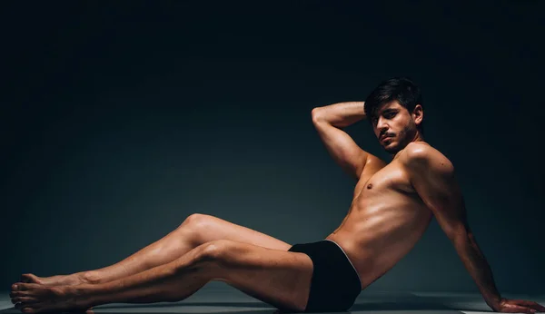 Estúdio Retrato Jovem Homem Muscular Posando Roupa Interior Isolado Fundo — Fotografia de Stock