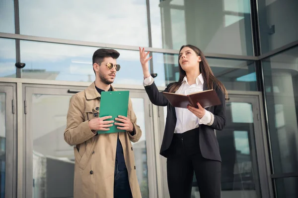 Mulher Negócios Está Explicando Plano Para Seu Assistente Frente Empresa — Fotografia de Stock