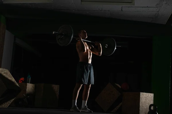 Silueta Atleta Fuerte Sin Camisa Forma Haciendo Sentadillas Concepto Entrenamiento — Foto de Stock