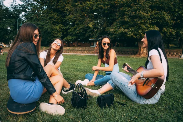 Four Amazing Beautiful Young Girlf Riends Laughing Enjoying Time Together — Fotografia de Stock