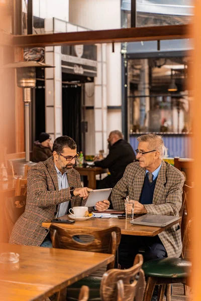 Dos Hombres Negocios Alto Nivel Guapos Están Hablando Pensando Nuevo — Foto de Stock