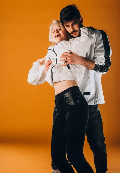 Estudio Moda Una Sensual Pareja Sobre Fondo Naranja — Foto de Stock