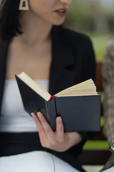 Close Picture Businesswoman Holding Note Book Her Hands — 图库照片