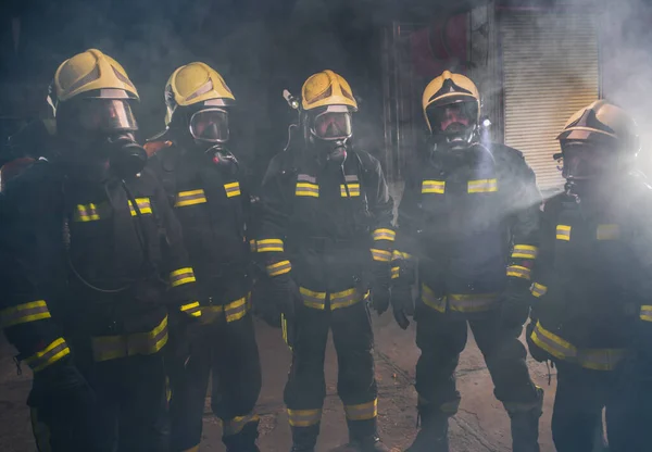 Portrait Groupe Pompiers Milieu Fumée Extincteur — Photo