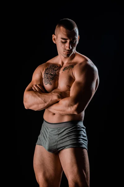 Bodybuilder Mann Mit Perfektem Körper Schultern Bizeps Trizeps Und Brust — Stockfoto