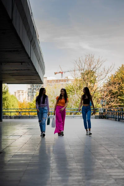 Tres Chicas Atractivas Están Caminando Riendo Mientras Compran —  Fotos de Stock